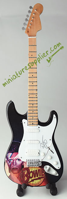 Miniature guitar Bee Kick 