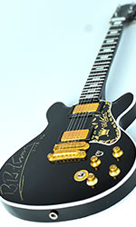 miniature guitar display BB King with signature
